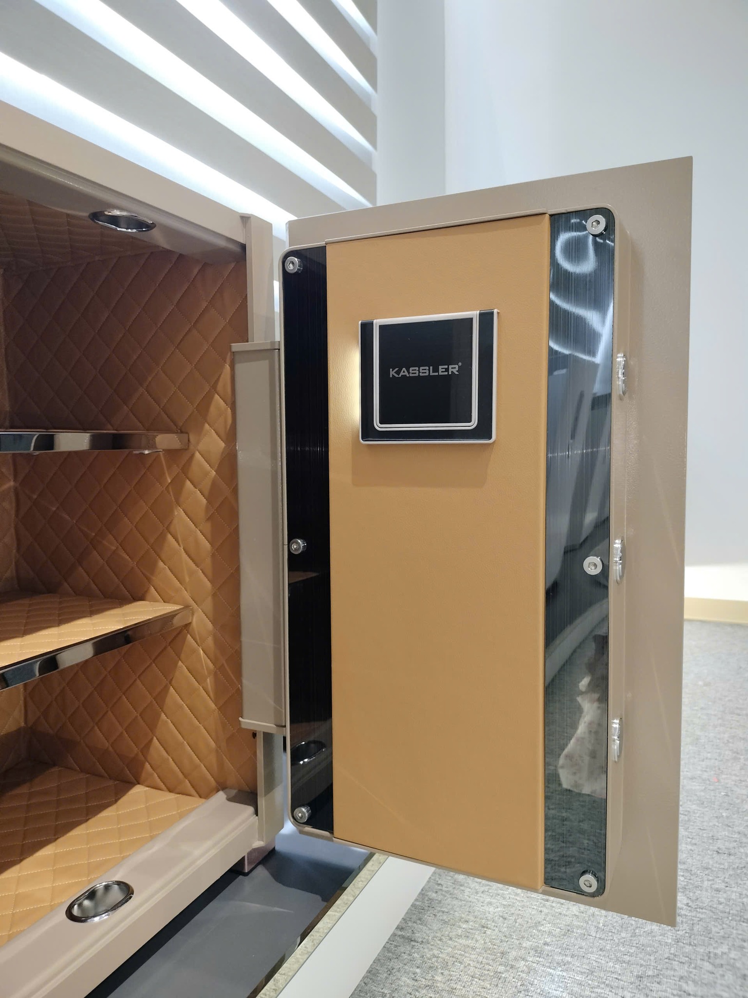 Nội thất làm bằng da napal của két thông minh Kassler kl-65h8 gold sand